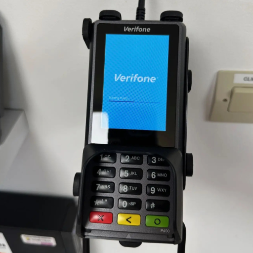 Gros plan sur le clavier d'un terminal Verifone équipé du cache code, illustrant les parois en caoutchouc qui masquent la saisie du code PIN pour une sécurité accrue.
