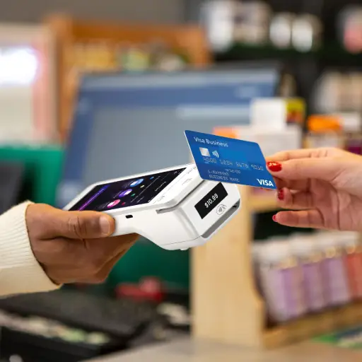 tpe pax a99 conformité et protection Cette image d'une transaction en cours illustre l'engagement sécuritaire du PAX A99, un aspect fondamental pour tout commerçant. La confiance visible dans l'interaction repose sur la protection maximale offerte par le terminal. Conçu pour répondre aux normes les plus exigeantes, le PAX A99 est certifié selon les standards les plus stricts de l'industrie du paiement. Il détient plusieurs certifications majeures qui le prouvent, notamment la plus récente, PCI PTS v6, ainsi que la norme française FRv6 et la certification SRED pour le traitement sécurisé des données. L'ensemble de ces conformités garantit que chaque transaction est non seulement protégée contre la fraude, mais aussi conforme aux normes internationales, vous offrant une tranquillité d'esprit inégalée à chaque paiement.