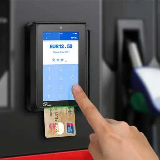 L'image présente le terminal de paiement PAX IM30 en situation d'utilisation. Sur la gauche, un gros plan montre une main qui saisit une carte bancaire insérée dans la fente inférieure d'un terminal PAX IM30, intégré dans ce qui ressemble à une pompe à essence ou un distributeur automatique. L'écran du terminal affiche "EUR 12.50" et un clavier numérique virtuel avec la consigne "Please Enter PIN!", suggérant une transaction en cours. L'environnement flou en arrière-plan confirme l'intégration du terminal dans un appareil extérieur. Le texte à droite de l'image, intitulé "PAX IM30 : Pour quel secteur d'activité ?", décrit le terminal PAX IM30 comme un choix incontournable pour les secteurs d'activité les plus exigeants, conçu pour les entreprises souhaitant transformer leurs points de vente en machines intelligentes. Il est particulièrement adapté aux stations-service, grâce à sa résistance et à son écran de haute qualité, même en extérieur. Le PAX IM30 convient également aux distributeurs automatiques haut de gamme, où il est idéal pour la vente de produits coûteux comme les articles de luxe, en mettant l'accent sur l'interface utilisateur et la sécurité. Pour le commerce de détail automatisé (click and collect), il facilite le retrait des commandes passées en ligne et le paiement ou la validation des achats à la borne. Enfin, dans les parkings et les gares, son écran clair et son capteur de proximité optimisent l'expérience de paiement, ce qui est crucial dans les environnements à fort passage.