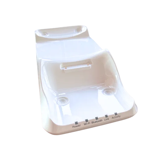 Cette image présente une vue de dessus d'un socle de chargement blanc aux formes moulées, accompagné d'un texte descriptif titré « Le socle de charge pour TPE Mobile PAX A99 ». Le contenu explique que le terminal PAX A99, bien qu'offrant une totale liberté de mouvement, dépend de sa batterie pour fonctionner et nécessite une recharge régulière pour éviter la panne sèche. Le texte met en garde contre l'oubli de branchement le soir, qui risque de laisser le commerçant avec un appareil éteint et incapable d'encaisser les premiers clients le lendemain matin. Pour prévenir cette perte de chiffre d'affaires, le socle est présenté comme l'accessoire indispensable : il transforme le terminal mobile en poste de comptoir fixe le temps de la charge, permettant ainsi de sécuriser l'activité et de continuer à servir les clients sans aucune interruption pendant que la batterie se régénère.