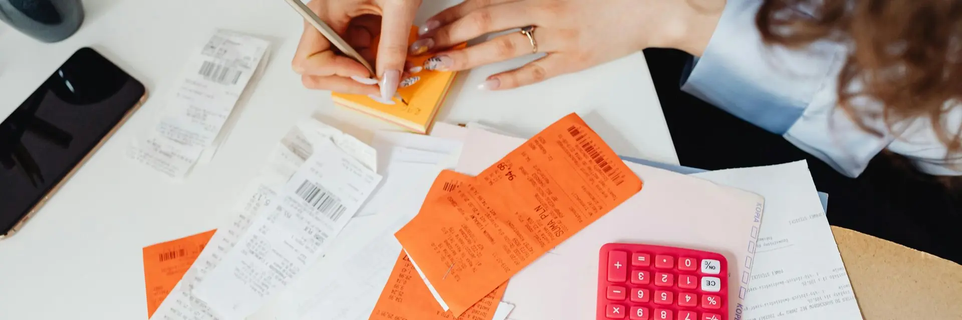 Archivage annuel tickets commerçants : consolidation classeurs et re-numérisation obligatoire Classement annuel de tickets de caisse avec calculatrice pour consolidation comptable fin d'année