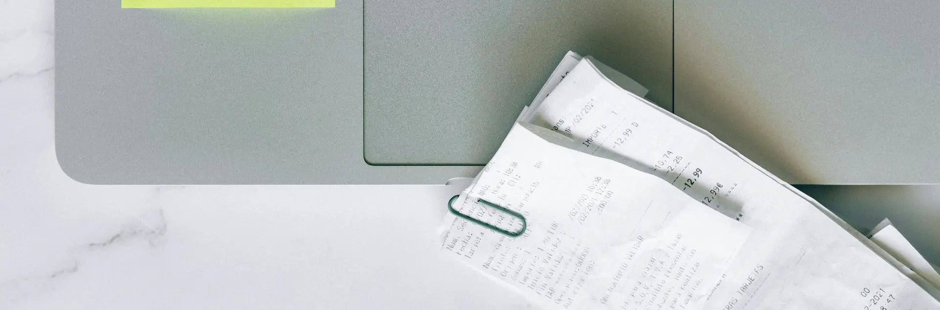 Clôture mensuelle caisse : pointer tickets TPE et archiver pochette du mois en 4 étapes Tickets commerçants agrafés avec relevé bancaire pour rapprochement comptable mensuel