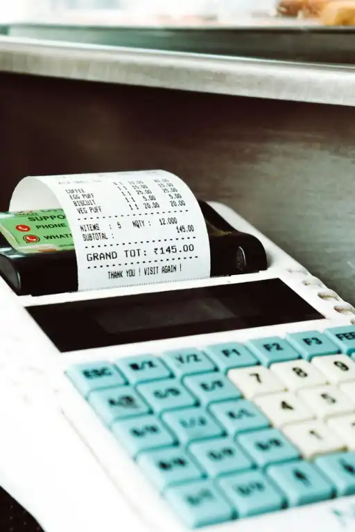 Ticket thermique TPE posé sur agenda illustrant l'effacement rapide et la nécessité de numérisation