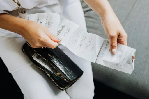 Commerçante consultant ticket TPE contenant numéro de carte complet nécessitant un accès restreint