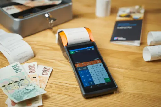 Terminal de paiement avec tickets épars symbolisant le risque d'amende jusqu'à 7500€ sans archivage