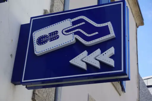 Retirez des espèces chez un commerçant près de chez vous Panneau signalétique bleu point de retrait espèces carte bancaire CB commerce