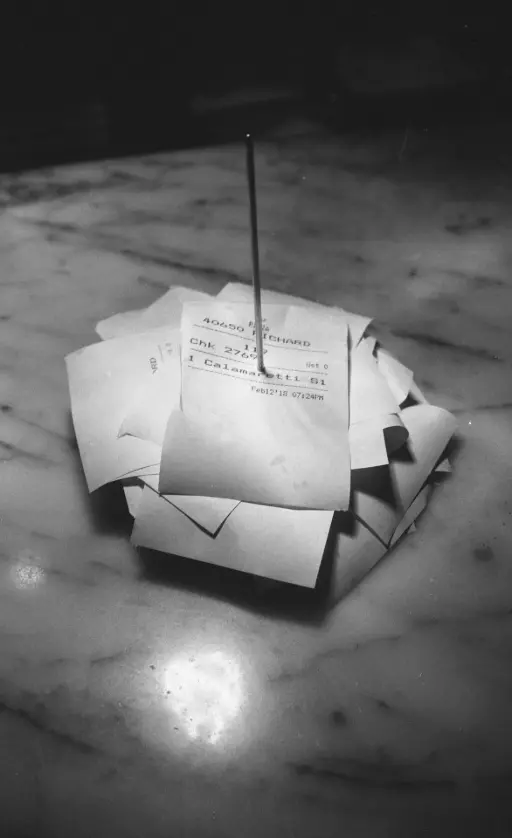 Pile de tickets de caisse papier froissés, gestion des tickets dématérialisés en entreprise