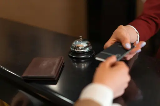 Paiement par carte à la réception d'un hôtel, terminal dédié pour une image professionnelle