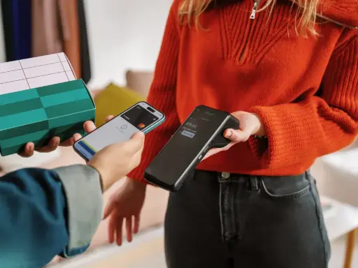 Le S1F4 Pro s'adapte à tous les métiers. Contactez notre équipe pour un conseil ! Commerçante encaissant avec TPE mobile S1F4 Pro : restauration, commerce de détail, professionnel mobile