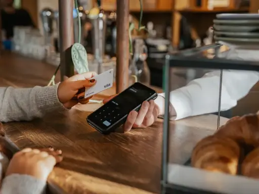 Livraison, restauration, marchés : le S1E4 Pro s'adapte à tous vos métiers. Contactez-nous ! Paiement par carte Visa sur TPE mobile Castles S1E4 Pro dans un commerce de restauration