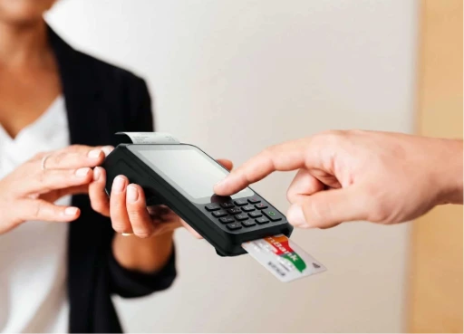 S1F4 K pour tous les secteurs d'activité : restauration, marchés, hôtellerie. Contactez-nous Professionnel encaissant un paiement par carte avec le TPE mobile Castles S1F4 K, adapté restauration, hôtellerie et commerce ambulant