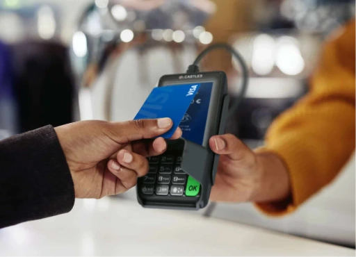 V1P adapté à la restauration, pharmacies et commerces. Demandez un devis ! Client insérant une carte bancaire dans un pinpad Castles V1P en restauration ou commerce