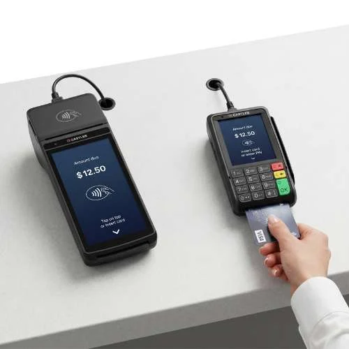Pinpad dédié au client pour plus d'hygiène. Équipez votre point de vente ! Pinpad client Castles V1P posé sur comptoir, séparation hygiénique commerçant et client