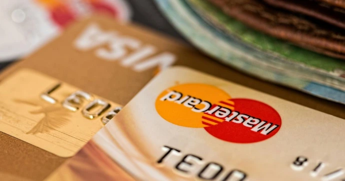 Gros plan sur des cartes bancaires Mastercard et Visa illustrant les réseaux de paiement.