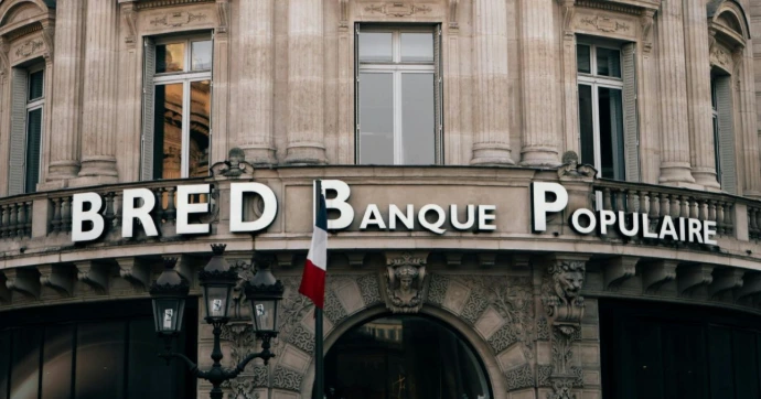 Façade d'une agence Bred Banque Populaire représentant la banque du client émettrice de la carte bancaire.