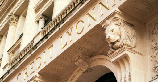 Détail de la façade en pierre du Crédit Lyonnais représentant la banque du commerçant acquéreuse des fonds.