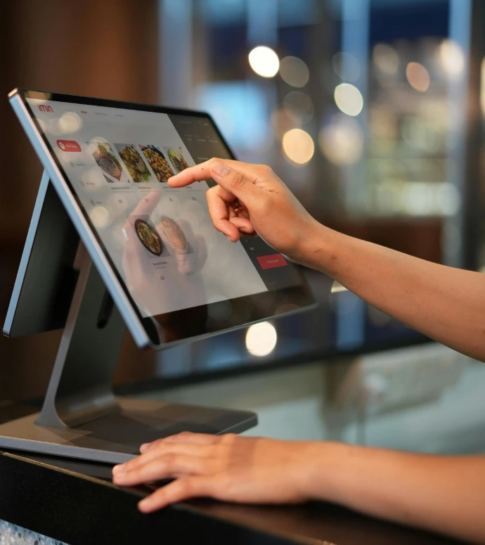 Commerçant utilisant une caisse tactile métier pour buraliste avec le résumé des avantages d'un TPE indépendant