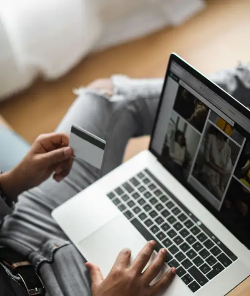 Gros plan sur un client validant un paiement en ligne sur un site e-commerce.